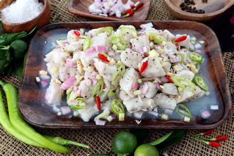  Kinilaw: Un Plato Filipino que Combina la Frescura Cítrica con la Picante Alegría del Chile!