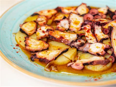  Pulpo a la Gallega: ¡Una explosión de sabor marino con el toque ahumado perfecto!