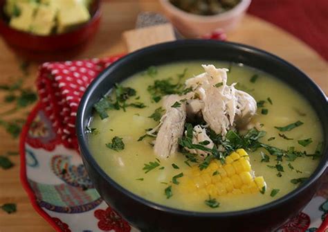  Ajiaco, Una Sopa Cremosa Que Celebra la Frescura de los Ingredientes Andinos!