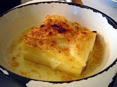 ¡Atrévete con el Gratin Dauphinois en la ciudad de Yo! Una explosión cremosa y crujiente que deleitará tus sentidos!