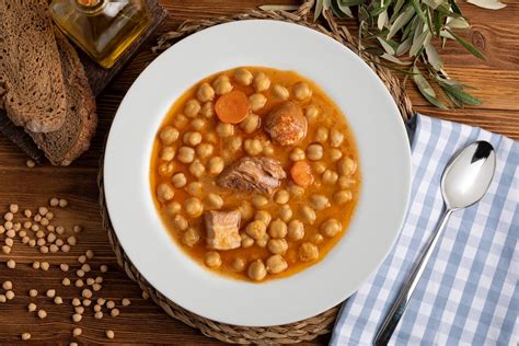 ¡Descubre las delicias de la Cocido zaragozano, un plato que combina sabores tradicionales con una explosión de texturas únicas!