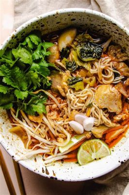  Khao Soi: Una explosión de sabores picantes y cremosos que te transportarán a Chiang Mai